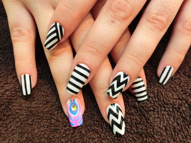 Những kiểu sơn móng tay nail kẻ đẹp bắt mắt điệu đà