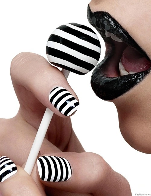 Những kiểu sơn móng tay nail kẻ đẹp bắt mắt điệu đà