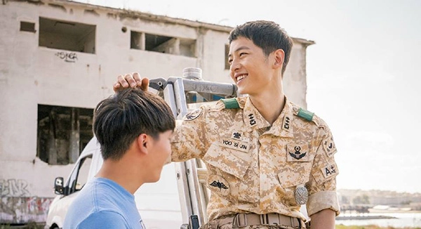 Những kiểu tóc nam đẹp của song joong ki trong hậu duệ mặt trời lịch lãm