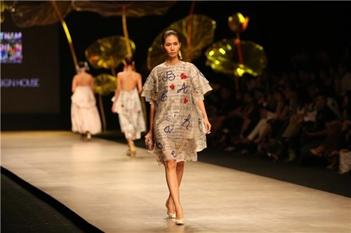 Phan như thảo cùng dàn mẫu nữ vác bụng bầu lên sàn catwalk tự tin