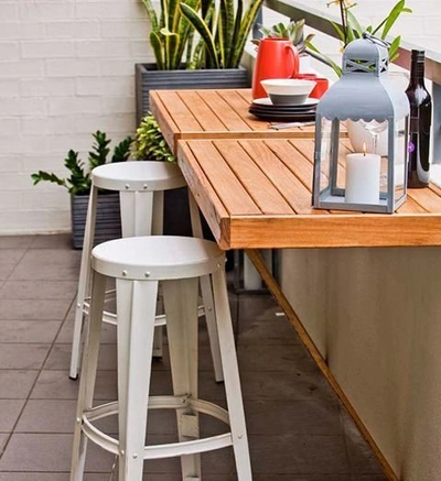 Bố trí bàn ăn nhỏ xinh ở ban công ấm áp