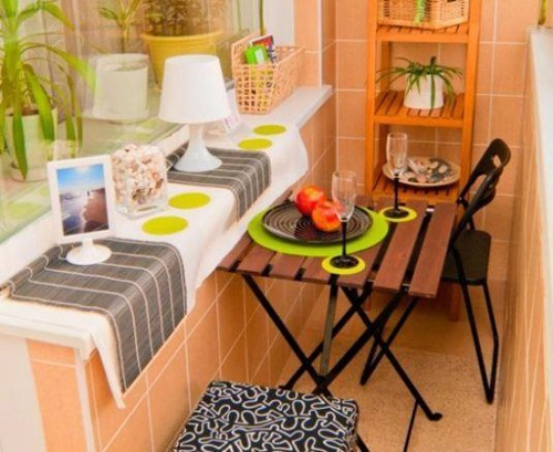 Bố trí bàn ăn nhỏ xinh ở ban công ấm áp