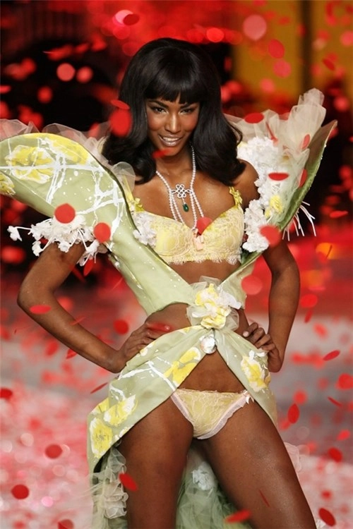 Người mẫu victorias secret bất ngờ sang việt nam dự tiệc thời trang