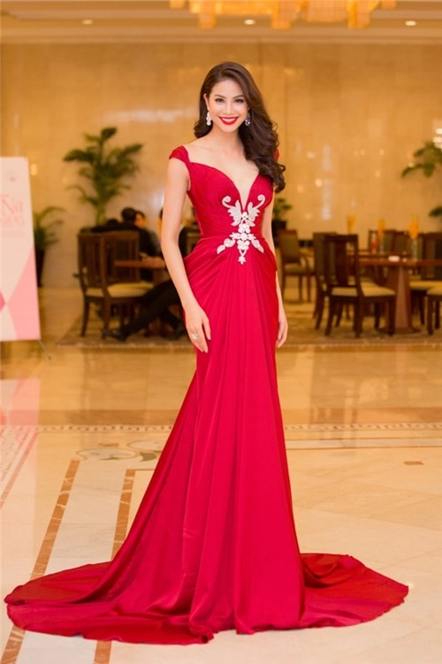 Phạm hương đẹp như nữ thần với váy đỏ rực