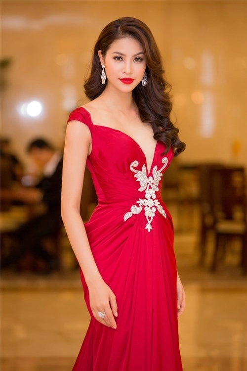 Phạm hương đẹp như nữ thần với váy đỏ rực