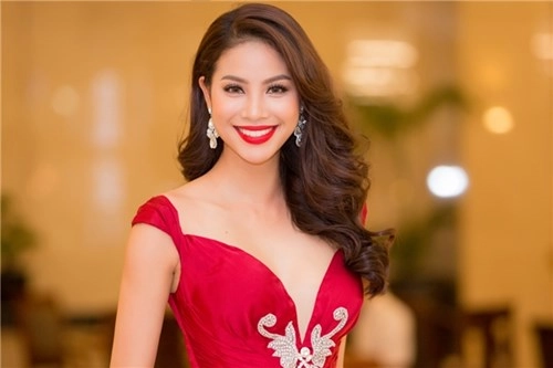 Phạm hương đẹp như nữ thần với váy đỏ rực