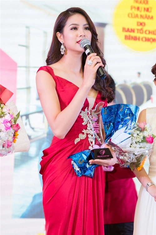 Phạm hương đẹp như nữ thần với váy đỏ rực