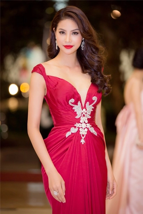Phạm hương đẹp như nữ thần với váy đỏ rực