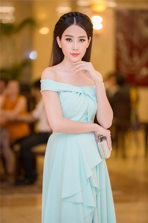 Phạm hương đẹp như nữ thần với váy đỏ rực