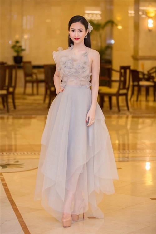 Phạm hương đẹp như nữ thần với váy đỏ rực