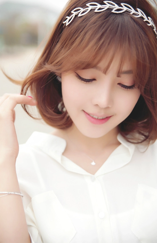 Tóc lob ngang vai mái thưa đẹp cho nàng mặt tròn