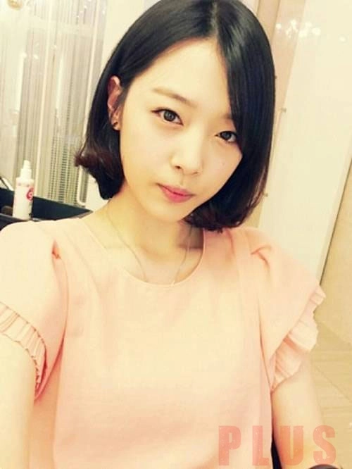 Tóc ngắn xoăn nhẹ đẹp bồng bềnh của ca sĩ sulli hàn quốc