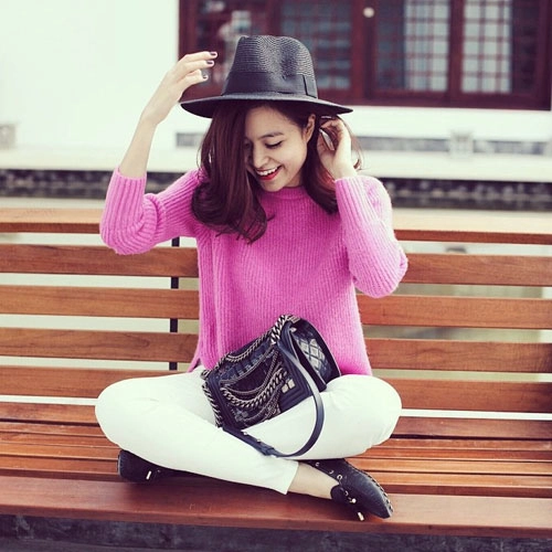 Tóc uốn xoăn sóng nước của hoàng thùy linh lộng lẫy