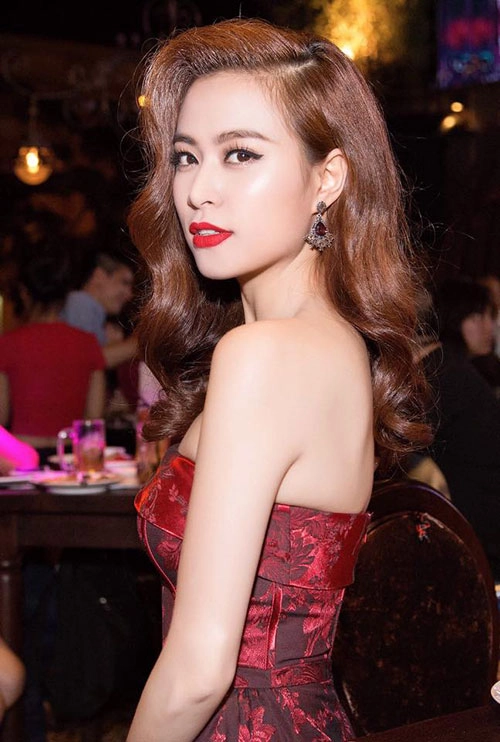 Tóc uốn xoăn sóng nước của hoàng thùy linh lộng lẫy