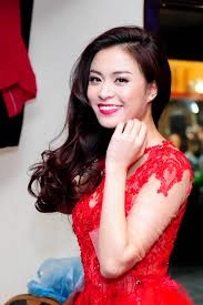 Tóc uốn xoăn sóng nước của hoàng thùy linh lộng lẫy