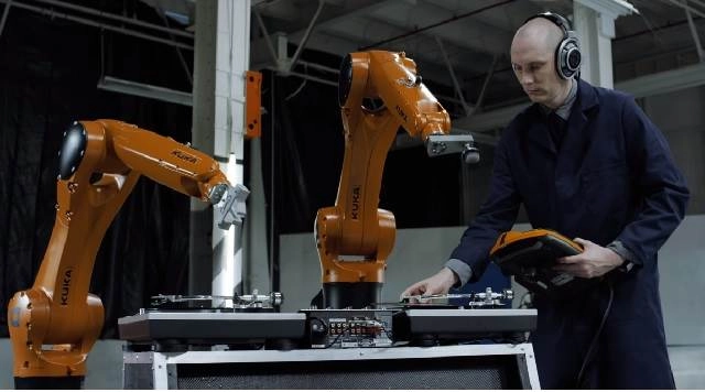 Chơi bằng những cánh tay robot công nghiệp
