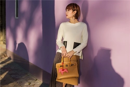Ca sĩ minh hằng diện đồ màu trầm nhưng không nhạt nhòa