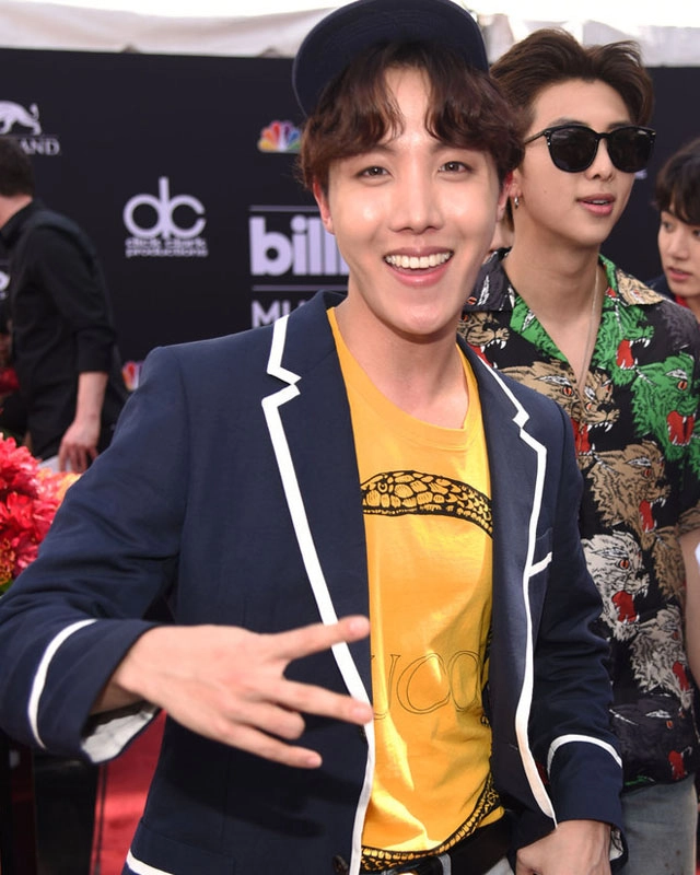 Cùngbóc giá loạt trang phục của bts trên thảm đỏ billboard music awards 2018