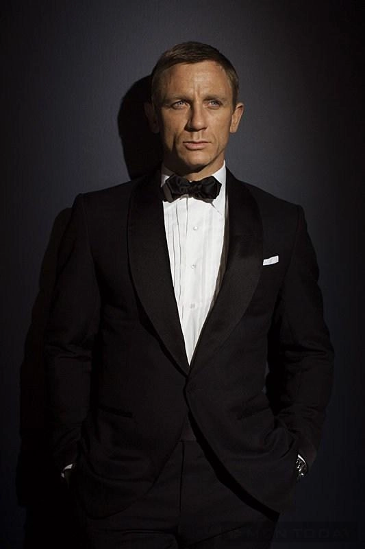 Cùng diện suit và tuxedo lịch lãm sang trọng như james bond mạnh mẽ