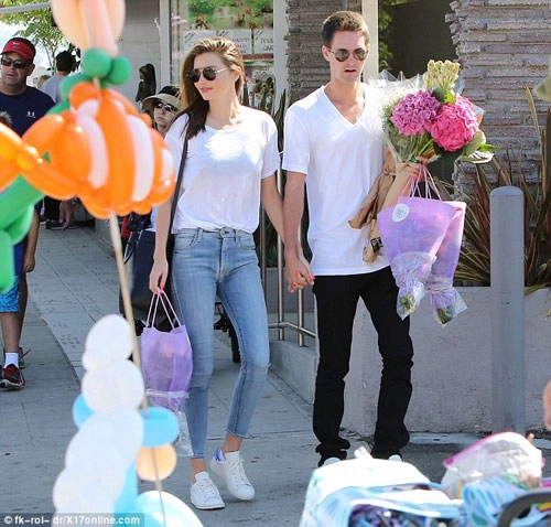 Hot girl miranda kerr cặp kè với phi công trẻ đẹp trai
