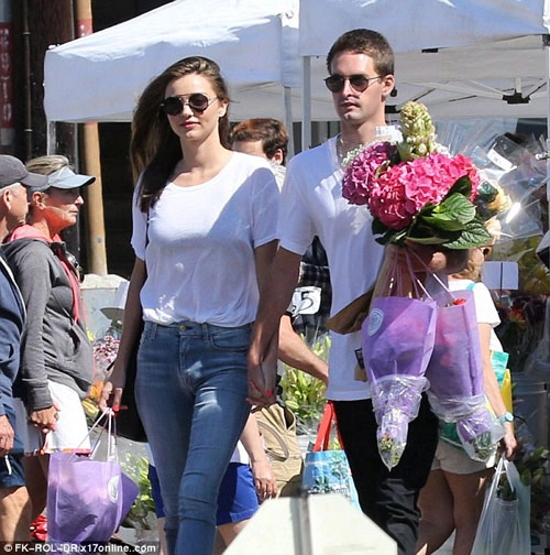 Hot girl miranda kerr cặp kè với phi công trẻ đẹp trai