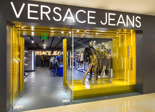Nhãn hiệu danh tiếng versace jeans giới thiệu bộ sưu tập xuân hè