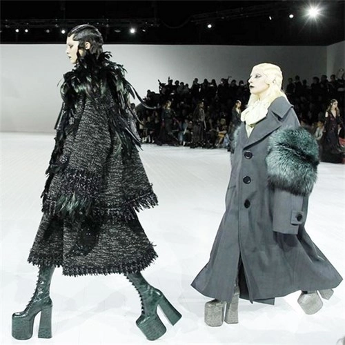 Phong cách đi giày như cà kheo lady gaga vẫn chưa thỏa mãn