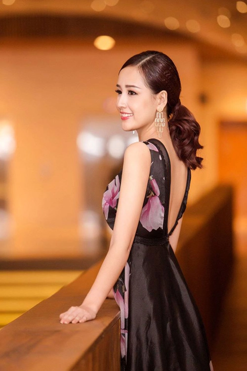 Phong cách sở thích đeo khuyên tai của hoa hậu việt độc đáo