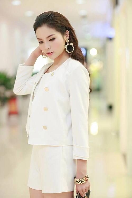 Phong cách sở thích đeo khuyên tai của hoa hậu việt độc đáo