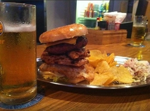 Phong cách thưởng thức hamburger đúng chất mỹ ở hà nội