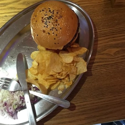 Phong cách thưởng thức hamburger đúng chất mỹ ở hà nội