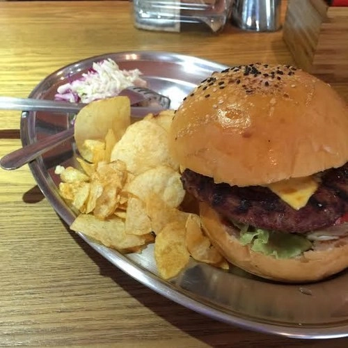 Phong cách thưởng thức hamburger đúng chất mỹ ở hà nội