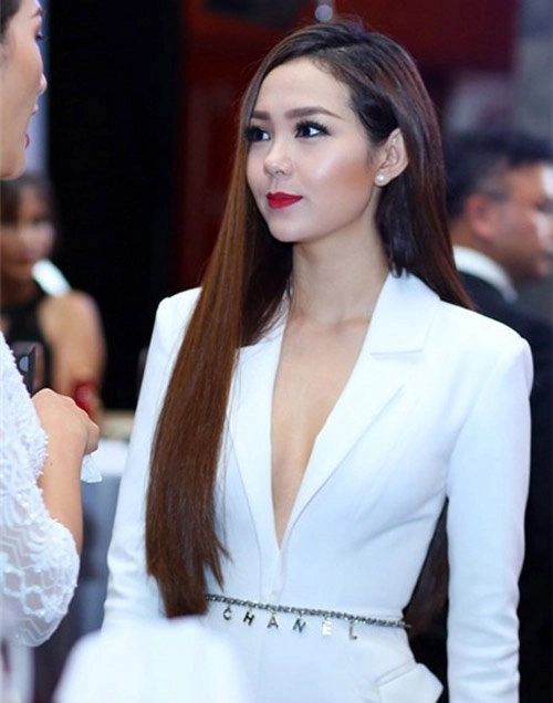 Thời trang áo vest quên nội y từ angela phương trinh