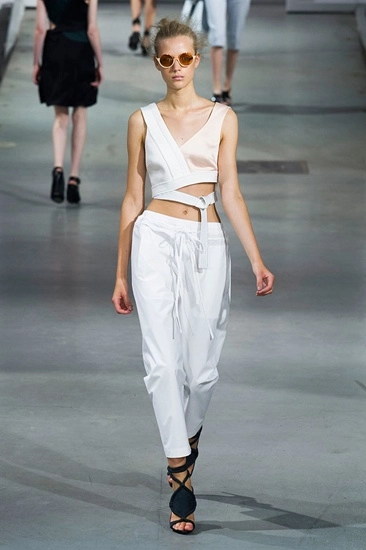 Dáng áo crop-top gây chú ý ở new york 