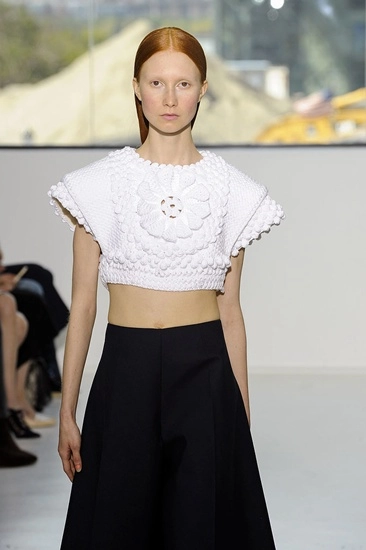 Dáng áo crop-top gây chú ý ở new york 