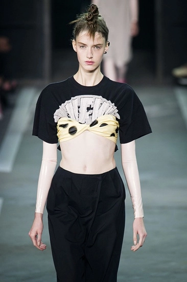 Dáng áo crop-top gây chú ý ở new york 