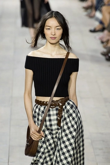 Dáng áo crop-top gây chú ý ở new york 