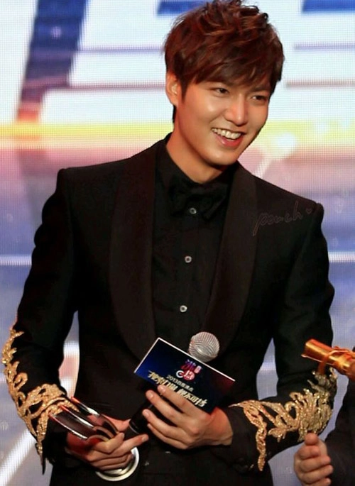 Phan anh mặc vest nhái như lee min ho