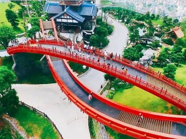 Gới trẻ ùn ùn kéo đến check-in cầu koi ở hạ long