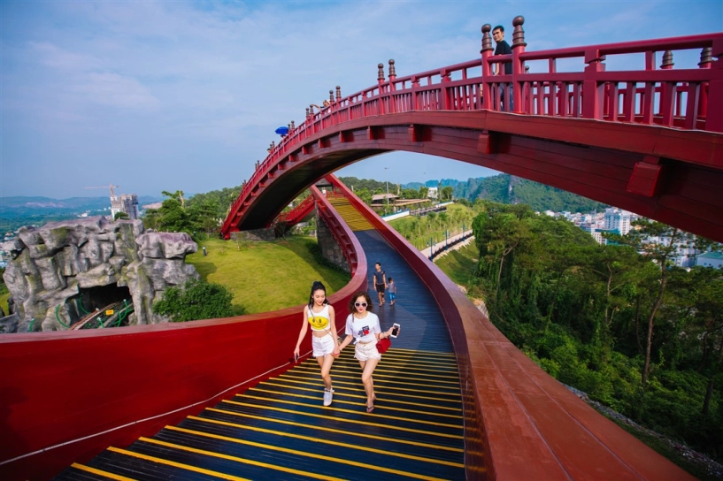 Gới trẻ ùn ùn kéo đến check-in cầu koi ở hạ long