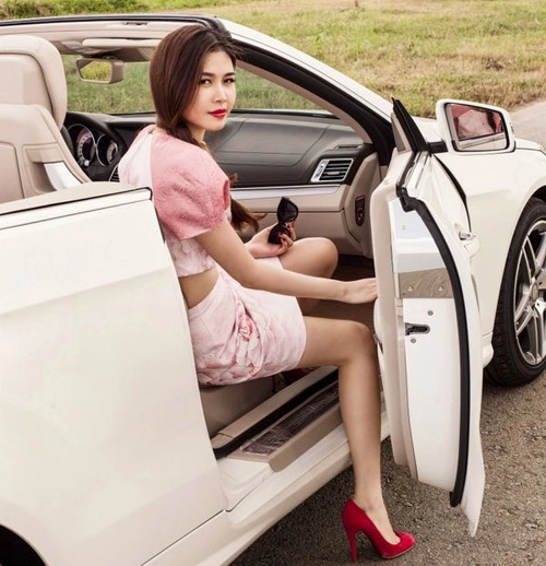 Mẫu váy đẹp tôn vóc dáng của vợ đăng khôi