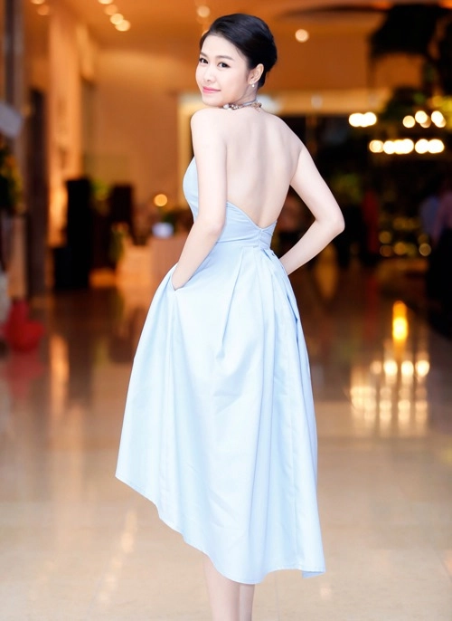 Mẫu váy đẹp tôn vóc dáng của vợ đăng khôi