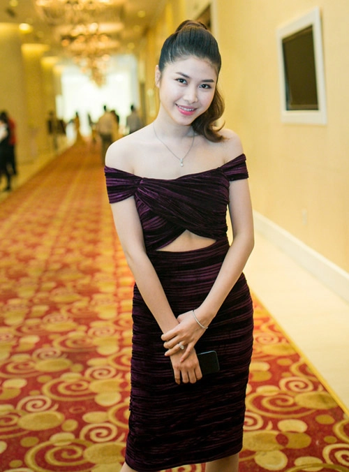 Mẫu váy đẹp tôn vóc dáng của vợ đăng khôi