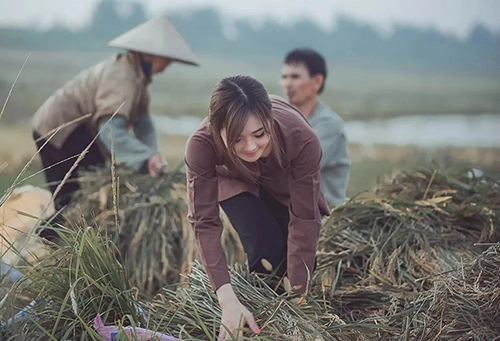 Thôn nữ gây sốt vì quá xinh đẹp dịu dàng