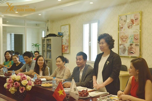 Xuân hương nhận huy chương của hiệp hội thẩm mỹ iho