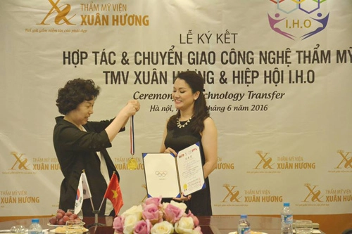 Xuân hương nhận huy chương của hiệp hội thẩm mỹ iho