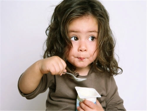 Bạn có biết khi nào mẹ nên cho bé ăn váng sữa