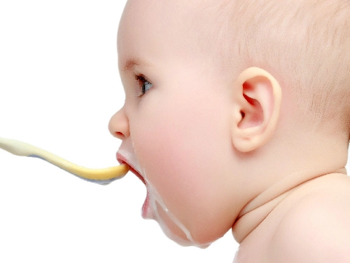 Bạn có biết khi nào mẹ nên cho bé ăn váng sữa