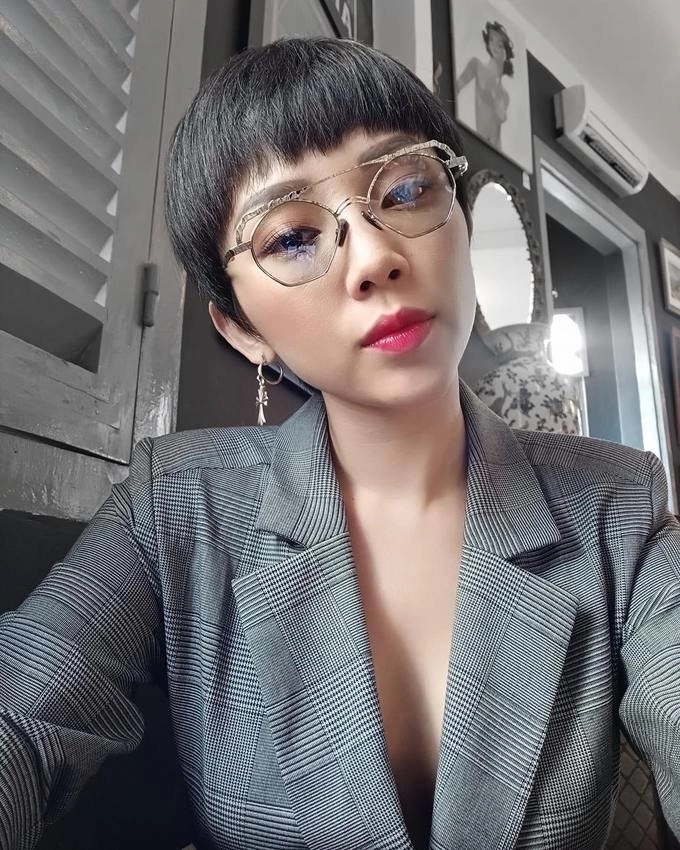 Blazer kẻ caro chính là item được lòng cả sao việt lẫn sao hàn