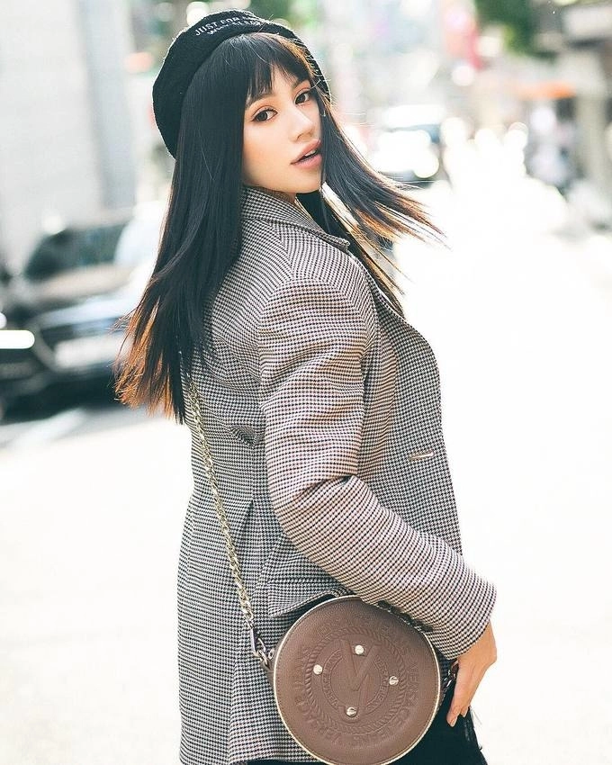 Blazer kẻ caro chính là item được lòng cả sao việt lẫn sao hàn